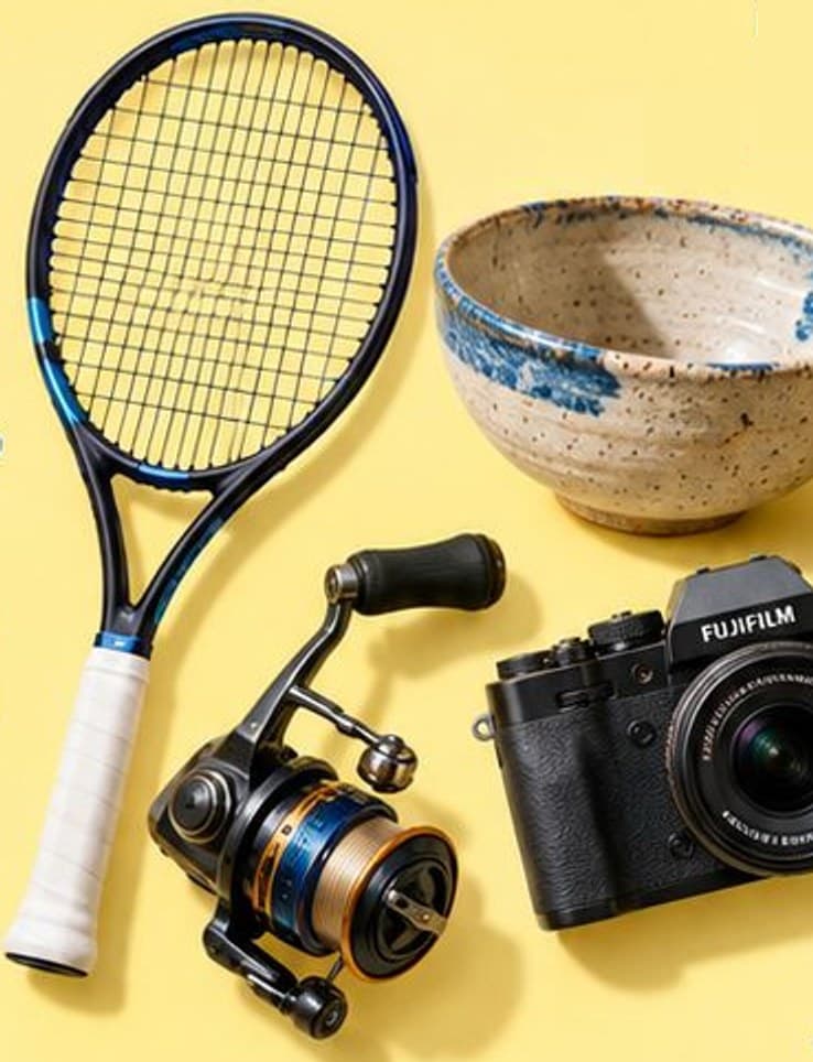 Raket tenis, mangkuk keramik, gulungan pancing, dan kamera