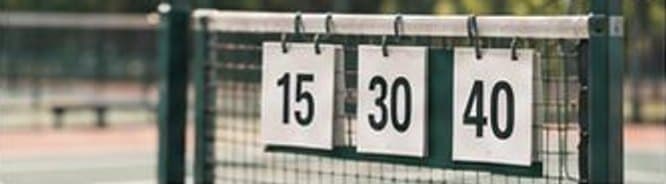 Papan skor di pinggir lapangan menunjukkan 15, 30, dan 40