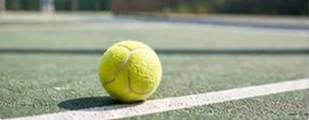 Bola tenis di atas garis lapangan
