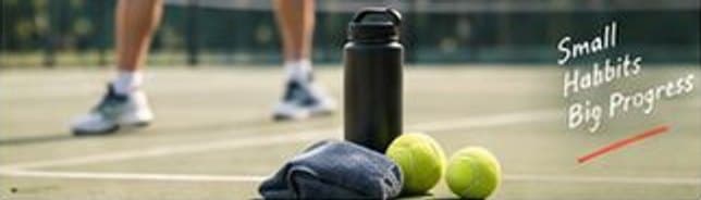 Botol minum dan bola di lapangan latihan